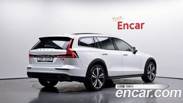 Volvo V60 Cross Country (II) T5 Pro AWD 2019 — фото 2