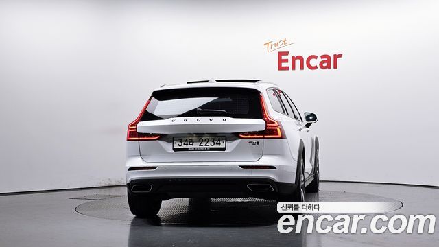 Volvo V60 Cross Country (II) T5 Pro AWD 2019 — фото 4