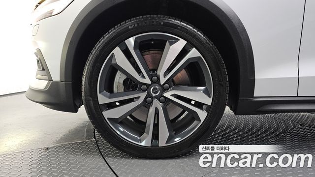 Volvo V60 Cross Country (II) T5 Pro AWD 2019 — фото 5