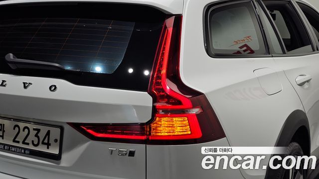 Volvo V60 Cross Country (II) T5 Pro AWD 2019 — фото 23