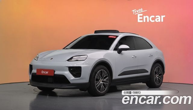 Porsche Macan EV Base