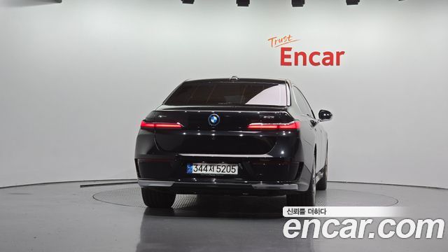 BMW 7 Series (G70) 750e xDrive Design Pure Excellence 2023 — фото 4
