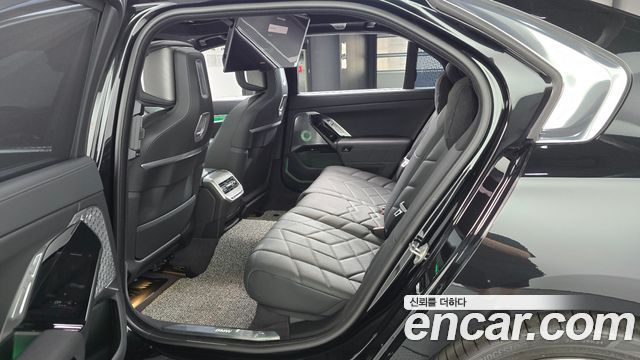 BMW 7 Series (G70) 750e xDrive Design Pure Excellence 2023 — фото 11