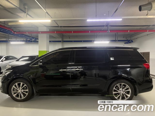 Kia Carnival 7-Seater Limousine VIP