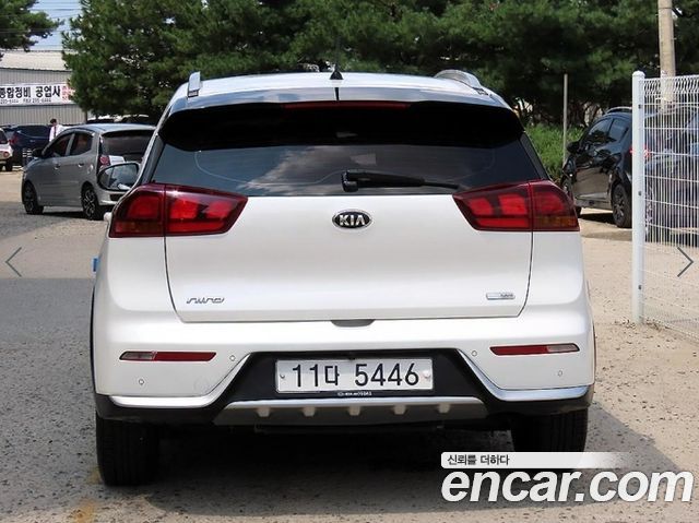 Kia Niro Luxury 2017 — фото 4