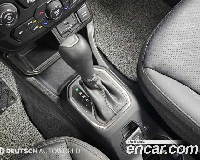 Jeep Renegade 1.3 Limited 2023 — фото 9
