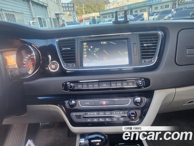 Kia Carnival 9-seater Noblesse 2016 — фото 16