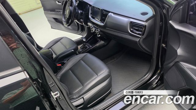 Kia Stonic Diesel 1.6 Deluxe 2018 — фото 16