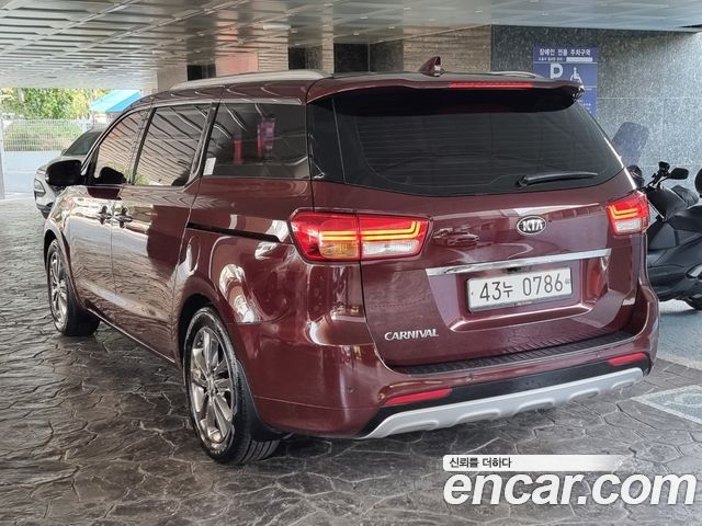 Kia Carnival 9-seater Prestige 2016 — фото 4