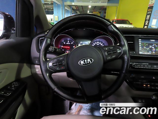 Kia Carnival 9-seater Prestige 2015 — фото 15