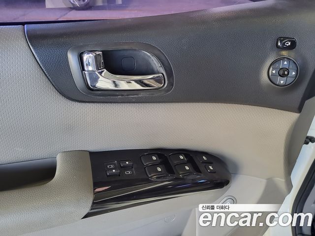 Kia Carnival R New Carnival Limousine GLX High-Deluxe 2013 — фото 15