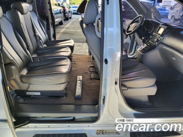 Kia Carnival R New Carnival Limousine GLX High-Deluxe 2013 — фото 24