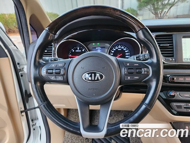 Kia Carnival 7-Seater Limousine VIP 2019 — фото 19