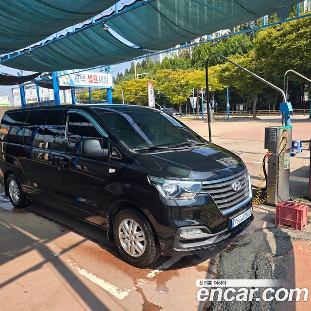 Hyundai Grand Starex Van 5-Seater Modern