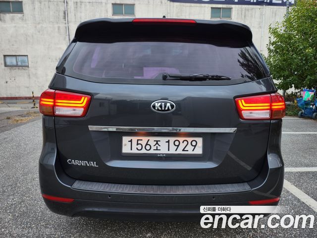 Kia Carnival 9-seater Prestige 2016 — фото 2