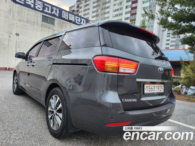 Kia Carnival 9-seater Prestige 2016 — фото 7
