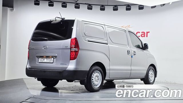 Hyundai Grand Starex 3-Seater VAN Smart Stardard 2017 — фото 2