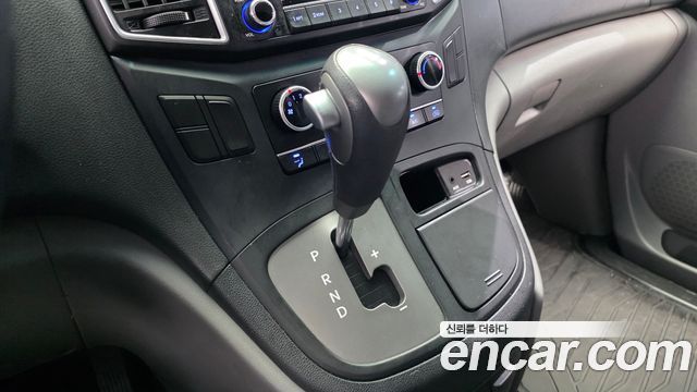 Hyundai Grand Starex 3-Seater VAN Smart Stardard 2017 — фото 9