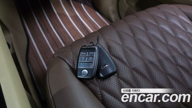 Kia Carnival 7-seater Hi-limousine President 2017 — фото 20