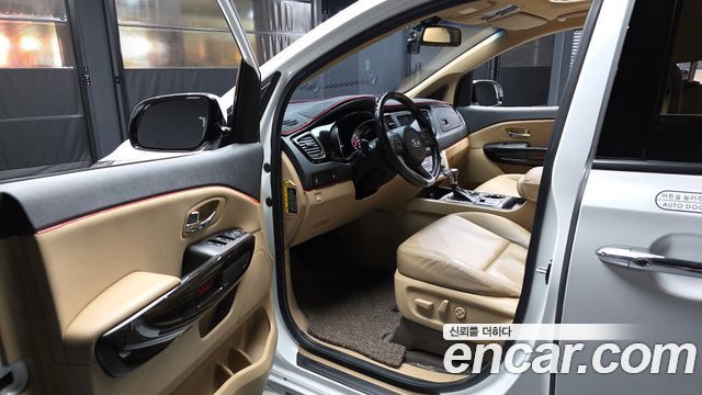 Kia Carnival 9-Seater Prstige 2020 — фото 10