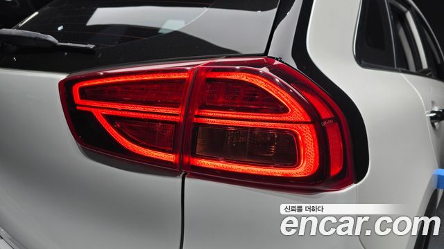 Kia Niro 1.6 HEV Noblesse Special 2020 — фото 29