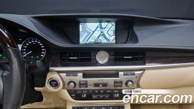 Lexus ES300h Executive XV60 2013 — фото 16