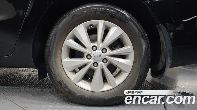 Kia Carnival 11-seater Deluxe 2017 — фото 21