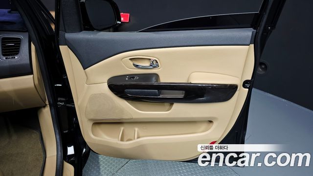 Kia Carnival 9-Seater Prstige 2019 — фото 31