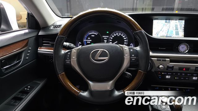 Lexus ES300h Supreme XV60 2013 — фото 13