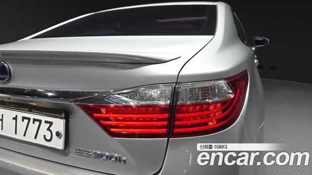 Lexus ES300h Supreme XV60 2013 — фото 23