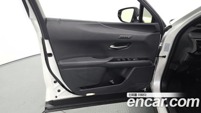 Lexus UX250h 2.0 AWD 2019 — фото 24