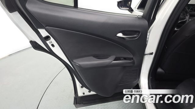 Lexus UX250h 2.0 AWD 2019 — фото 25