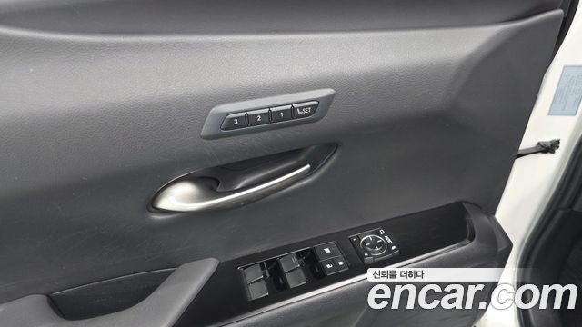 Lexus UX250h 2.0 AWD 2019 — фото 28