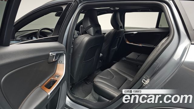 Volvo V60 Cross Country D4 2018 — фото 12