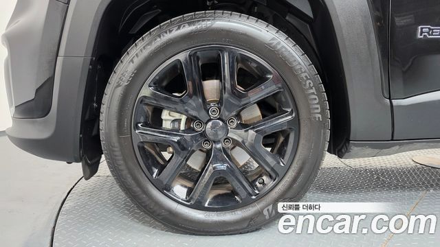 Jeep Renegade 1.3 Limited 2022 — фото 5