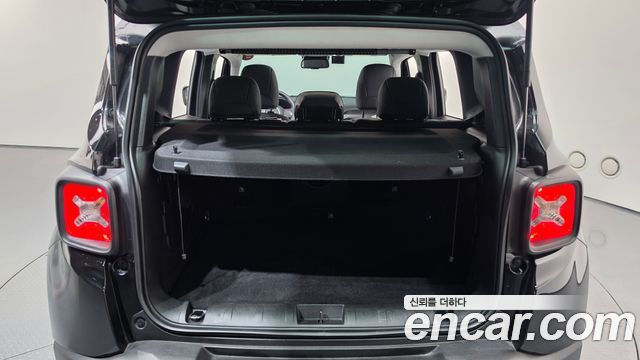 Jeep Renegade 1.3 Limited 2022 — фото 18