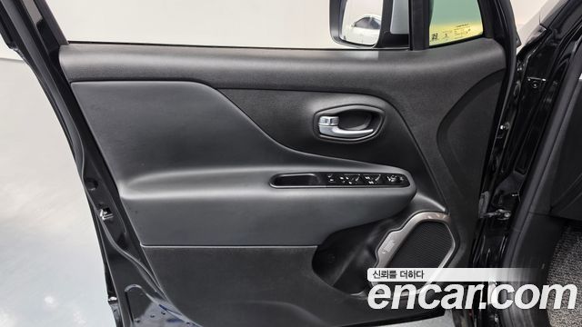 Jeep Renegade 1.3 Limited 2022 — фото 24