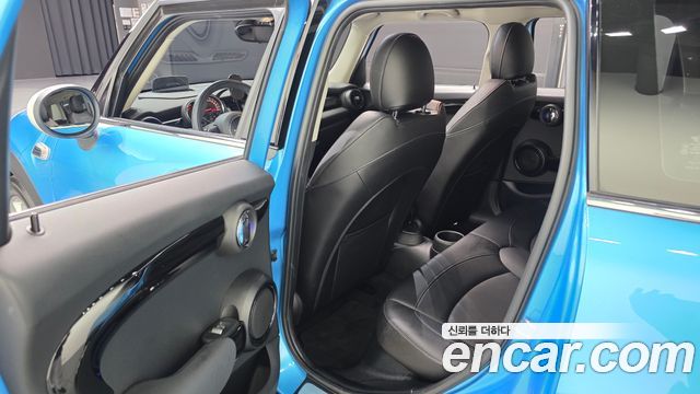 MINI Cooper 5Door HIGH 3rd 2018 — фото 15