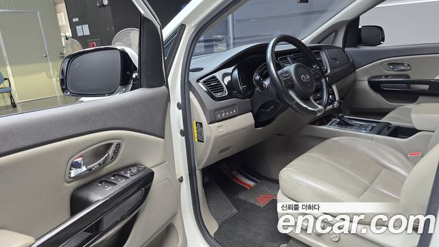 Kia Carnival 9-seater Noblesse 2016 — фото 10