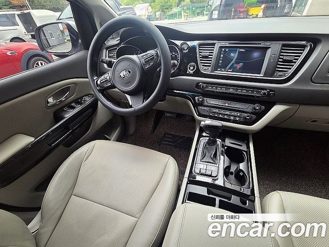 Kia Carnival 9-seater Prestige 2015 — фото 6
