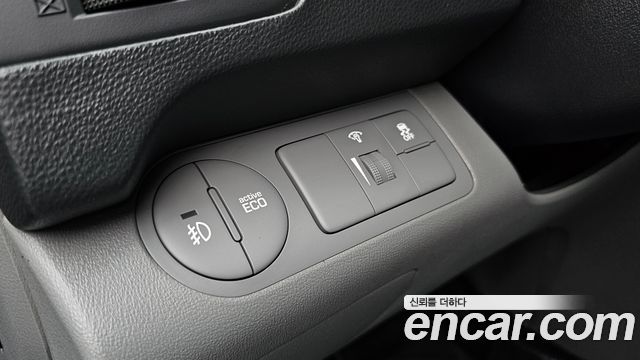Hyundai Grand Starex Van 3-Seater Style 2019 — фото 19