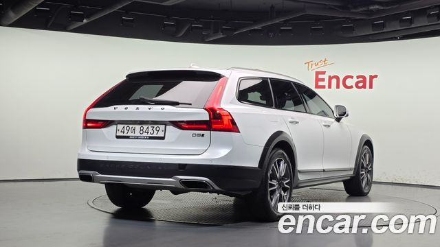 Volvo V90 Cross Country D5 PRO AWD 2018 — фото 2