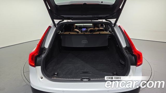 Volvo V90 Cross Country D5 PRO AWD 2018 — фото 20
