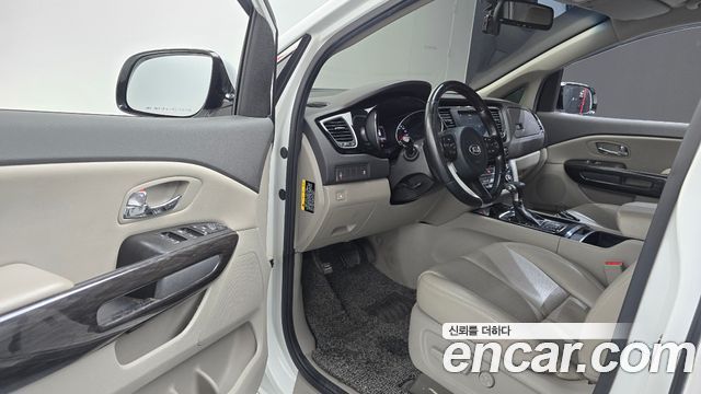 Kia Carnival 7-seater Limousine VIP 2017 — фото 10