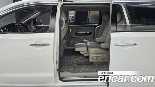 Kia Carnival 7-seater Limousine VIP 2017 — фото 11