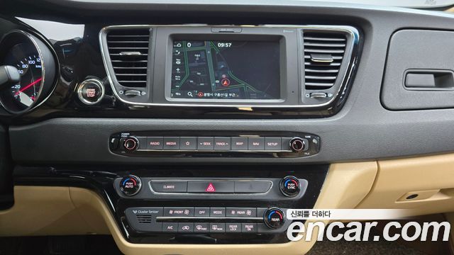 Kia Carnival 9-Seater Hi-Limousine Noblesse Special 2019 — фото 12