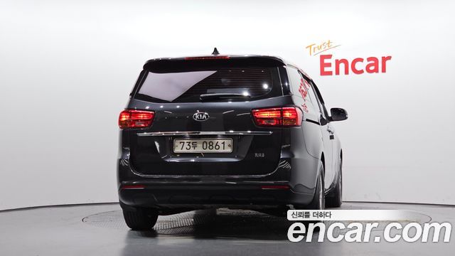 Kia Carnival 11-Seater Deluxe 2019 — фото 4