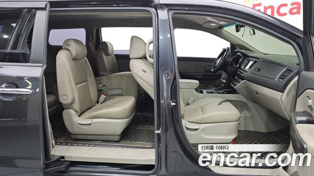 Kia Carnival 11-Seater Deluxe 2019 — фото 12