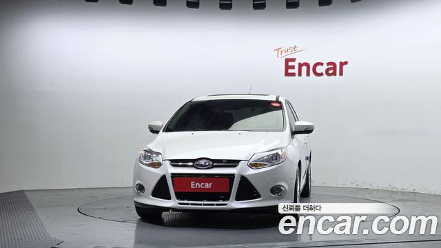 Ford Focus 2.0 Titanium Hachback 3rd 2012 — фото 3