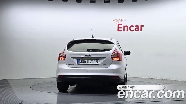 Ford Focus 2.0 Titanium Hachback 3rd 2012 — фото 4
